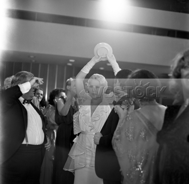 Блондинка за углом (1984)