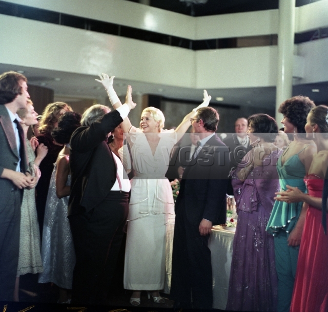 Блондинка за углом (1984)