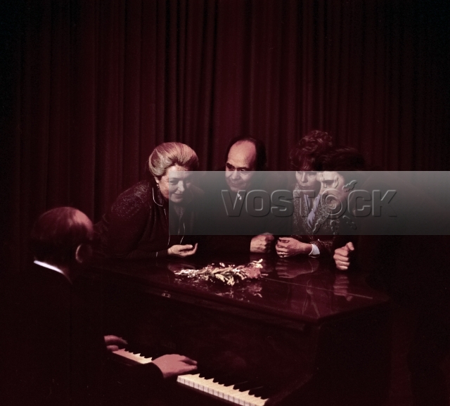 Букет мимозы и другие цветы (1984)