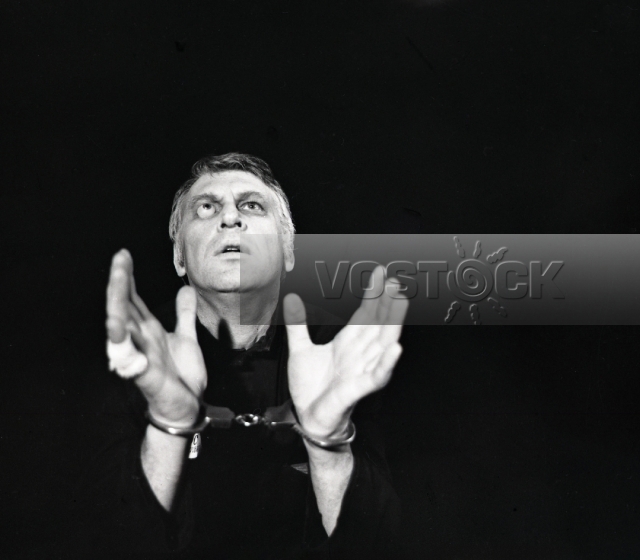 Быть лишним (1976)