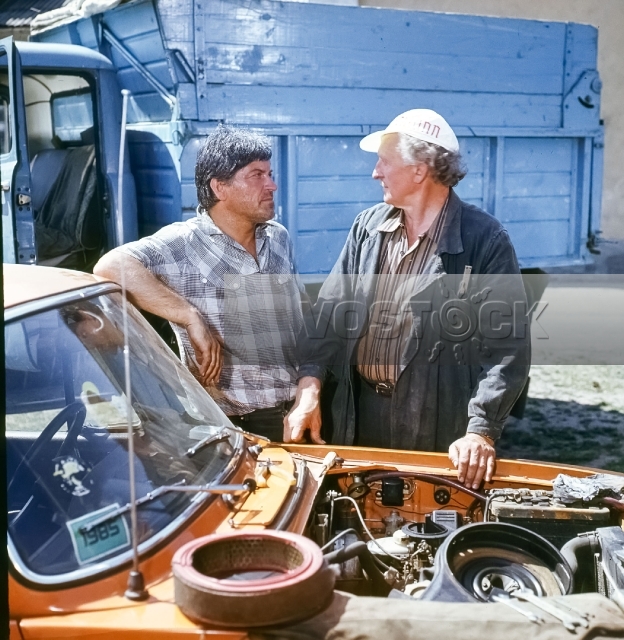 В заросшую канаву легко падать (1986)